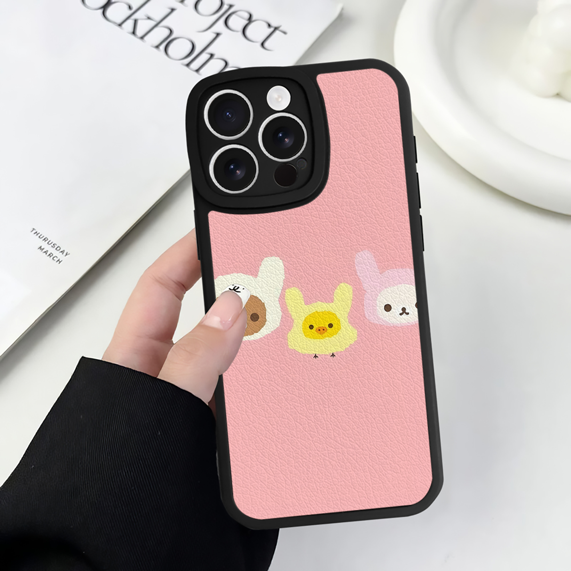 （画像用） リラックマ リラックマ キイロイトリ Rilakkuma Korilakkuma Kiiroitori 【iPhone 16シリーズ対応】シリコンスマホケース（レザー調） 材質：シリコン